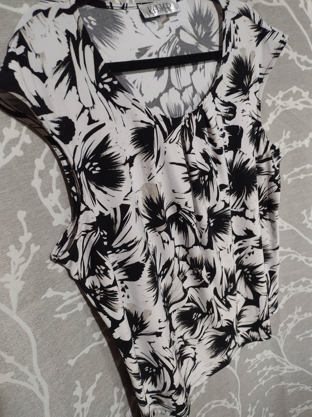 Kasper Bold Black & White Floral Cap Sleeve Top